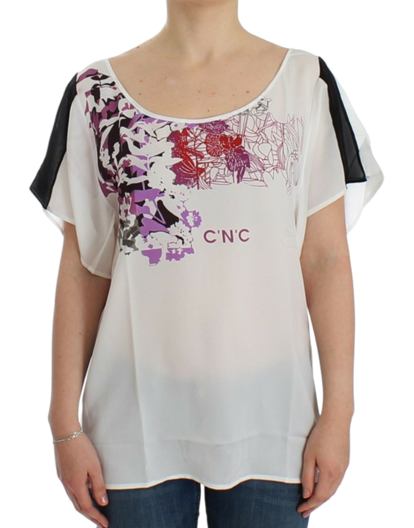 تي شيرت أبيض أنيق بفتحة رقبة على شكل حرف V مطبوع عليه شعار National Chic