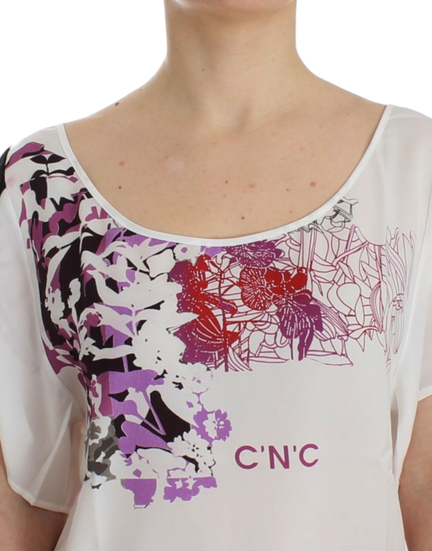 تي شيرت أبيض أنيق بفتحة رقبة على شكل حرف V مطبوع عليه شعار National Chic