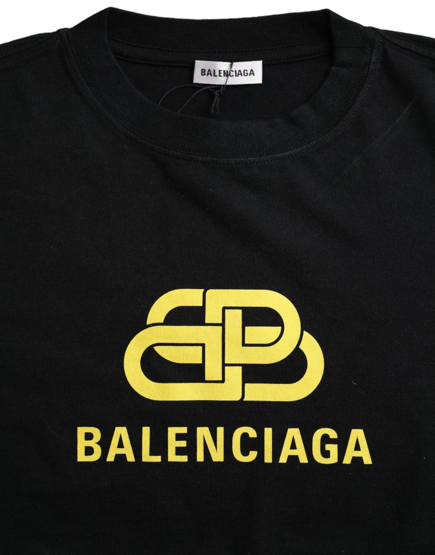تي شيرت Balenciaga أسود من القطن بطبعة شعار ورقبة دائرية وأكمام قصيرة