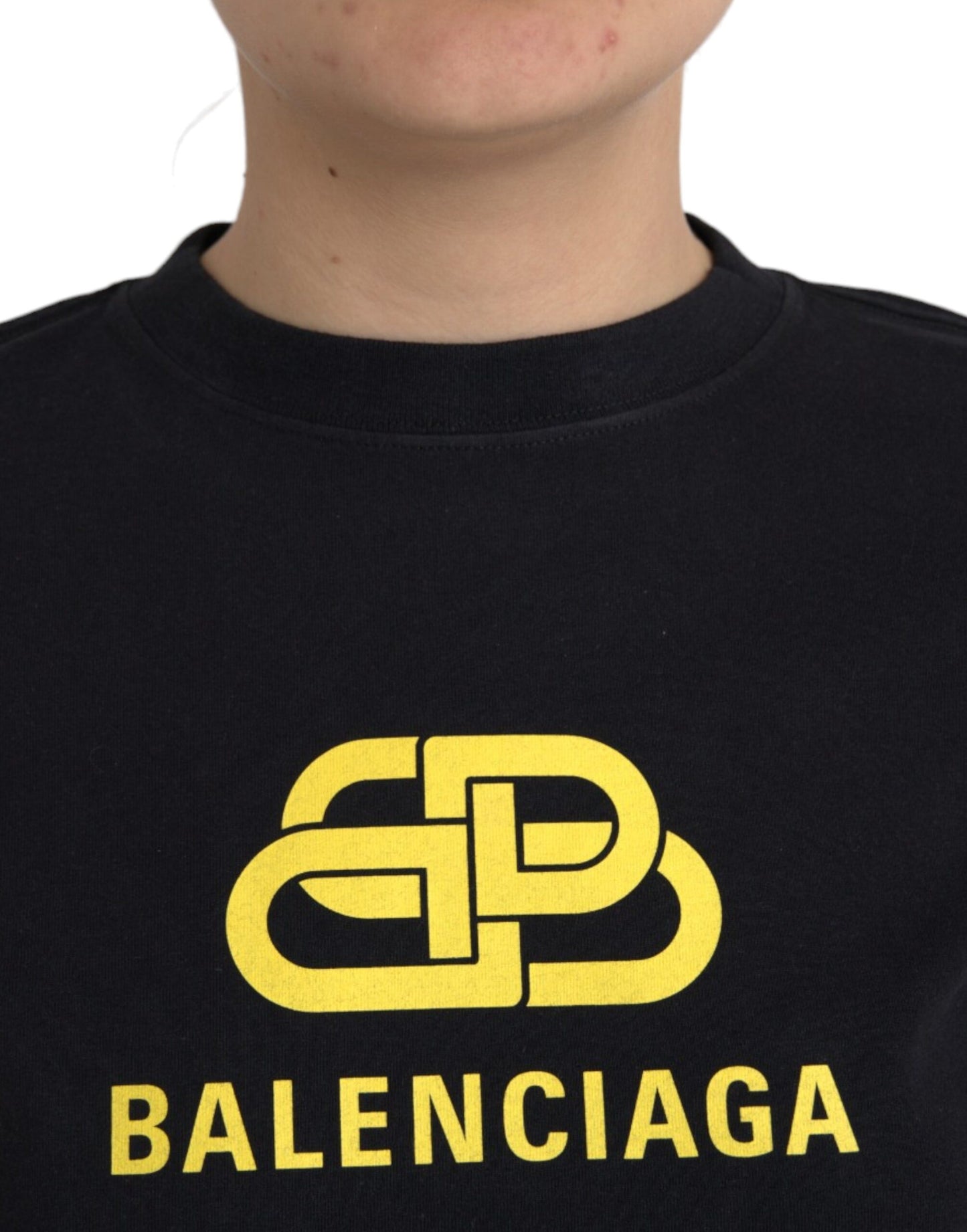 تي شيرت Balenciaga أسود من القطن بشعار وفتحة رقبة دائرية وأكمام قصيرة