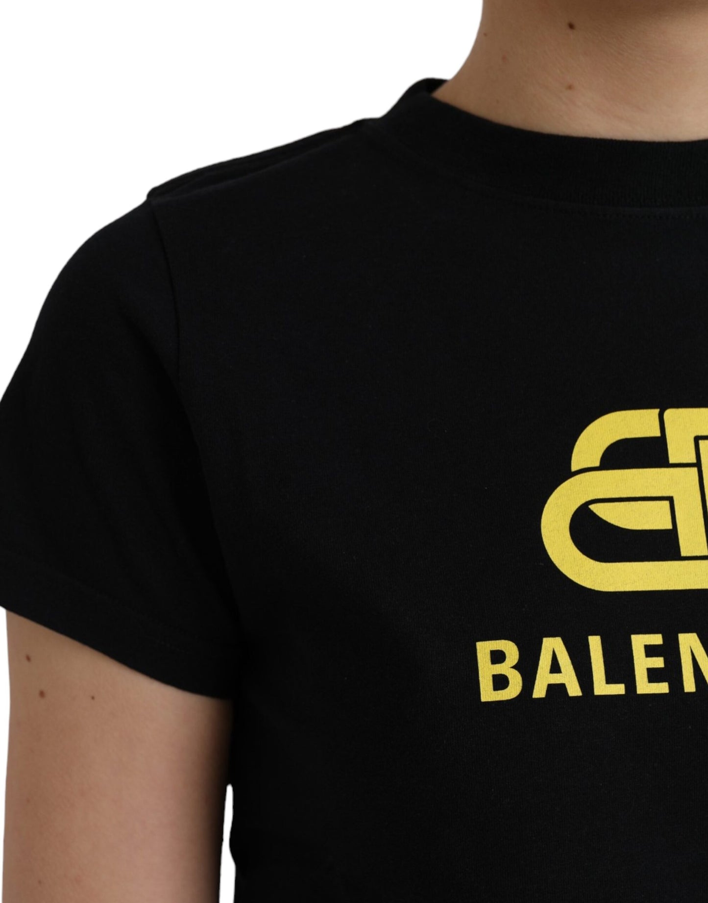 تي شيرت Balenciaga أسود من القطن بشعار وفتحة رقبة دائرية وأكمام قصيرة