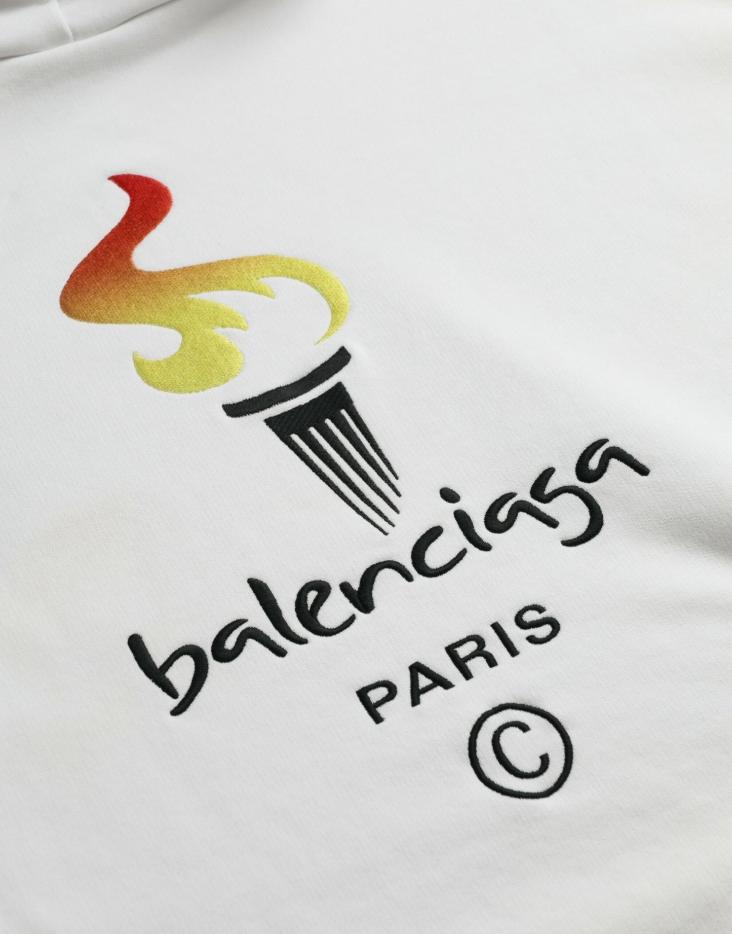 سويت شيرت بغطاء رأس وشعار من Balenciaga مصنوع من القطن باللون الأبيض